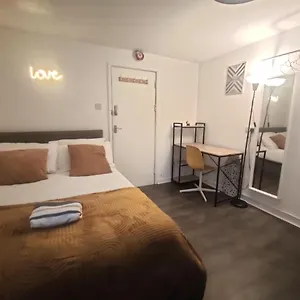  Apartment Cosy & Convenient 1 Bed Studio In The Inner-city