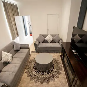  Apartment Entire 2 Bedroom Ground Floor Centre & Stadium
